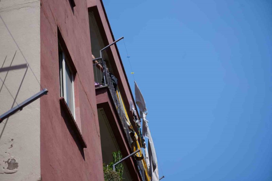 Antalya’da Apartman Dairesinde Yangın Korkuttu