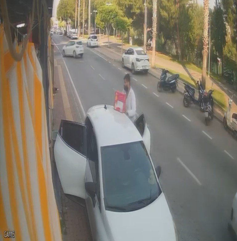 Otomobilden Malzeme İndiren Market Çalışanına Araba Çarptı