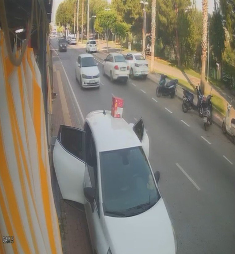 Otomobilden Malzeme İndiren Market Çalışanına Araba Çarptı