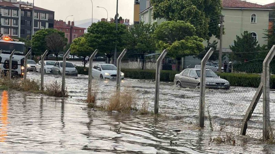 Konya’da Yağmur Bastırdı, Sücürüler Zor Anlar Yaşadı