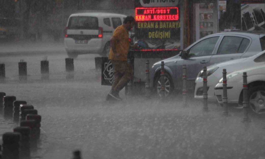Konya’da Yağmur Bastırdı, Sücürüler Zor Anlar Yaşadı
