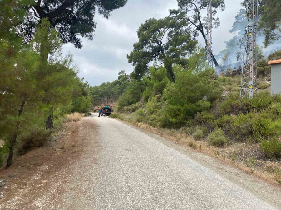 Kumluca’da Çıkan Orman Yangınında 1 Dekar Alan Yandı
