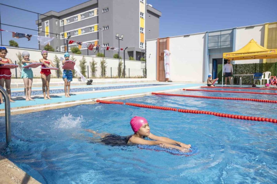 Mersin’de 7’den 70’e Herkes Eğlenerek Yüzme Öğreniyor