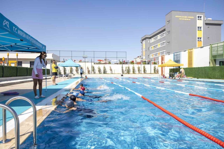 Mersin’de 7’den 70’e Herkes Eğlenerek Yüzme Öğreniyor