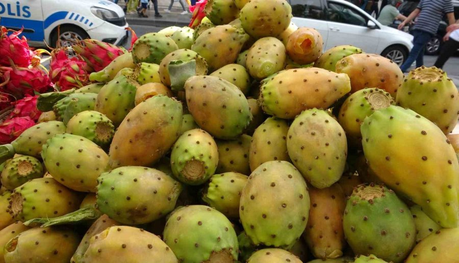 Mersin’de Doğada Kendiliğinden Yetişen Dikenli İncir Seyyar Tezgahlarda