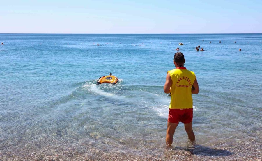 Konyaaltı Sahili’nde İnsansız Robot Cankurtaran İş Başında