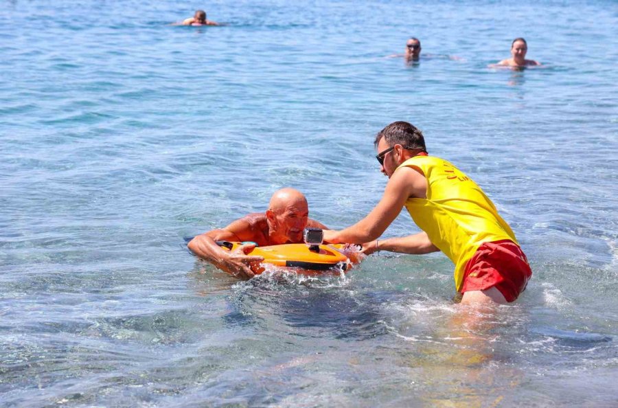 Konyaaltı Sahili’nde İnsansız Robot Cankurtaran İş Başında