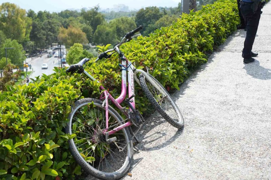 Virajı Alamayan 2 Çocuk Bisikletle 5 Metre Yükseklikteki Varyanttan Çalılıklara Düştü