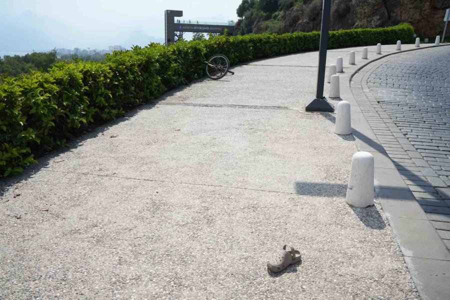 Virajı Alamayan 2 Çocuk Bisikletle 5 Metre Yükseklikteki Varyanttan Çalılıklara Düştü