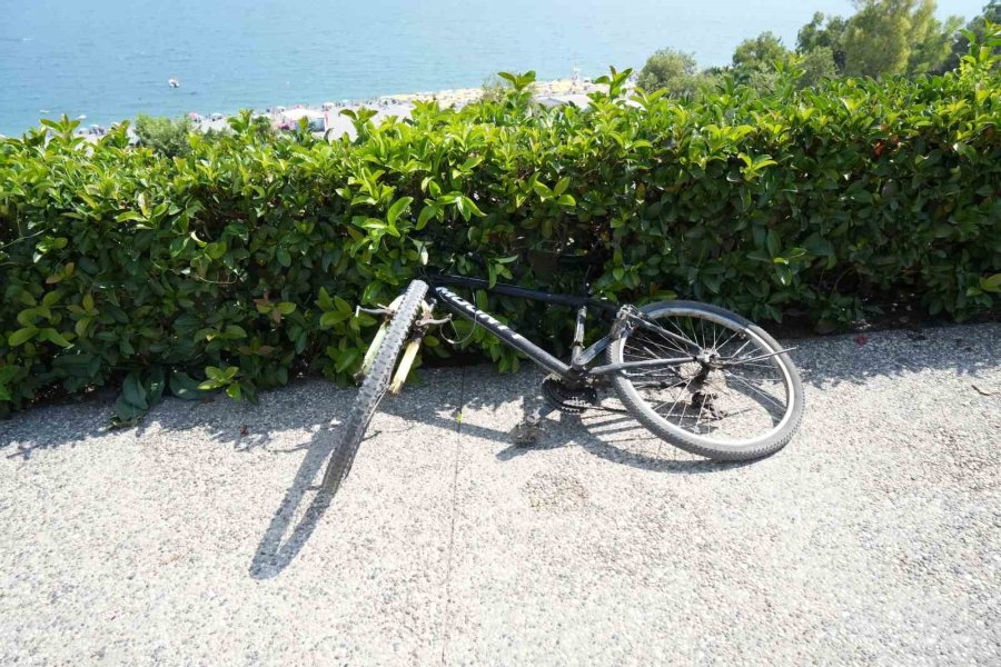 Virajı Alamayan 2 Çocuk Bisikletle 5 Metre Yükseklikteki Varyanttan Çalılıklara Düştü