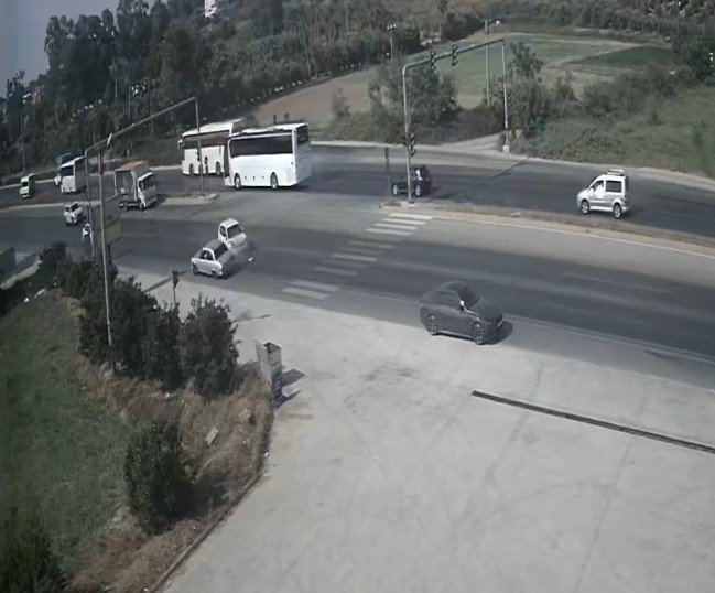Manavgat’ta Otomobilin U Dönüşü Sonrası Kaza Anı Kamerada