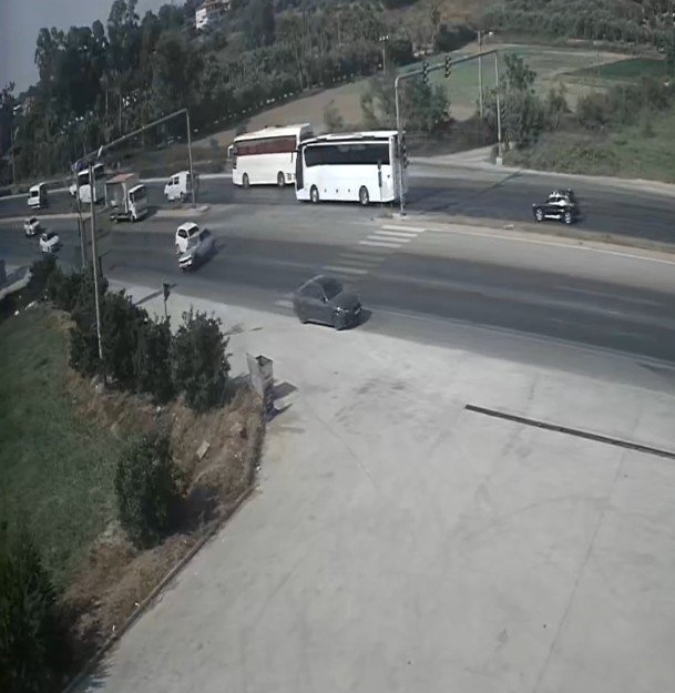 Manavgat’ta Otomobilin U Dönüşü Sonrası Kaza Anı Kamerada