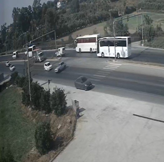 Manavgat’ta Otomobilin U Dönüşü Sonrası Kaza Anı Kamerada