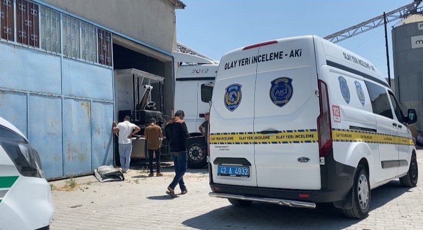 Tırdan Boşaltılan Yemlerin Altında Kalarak Hayatını Kaybetti