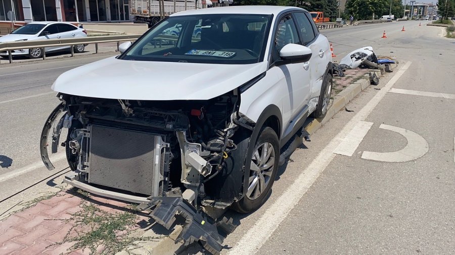 Beton Mikseriyle Temas Eden Araç Refüje Savruldu