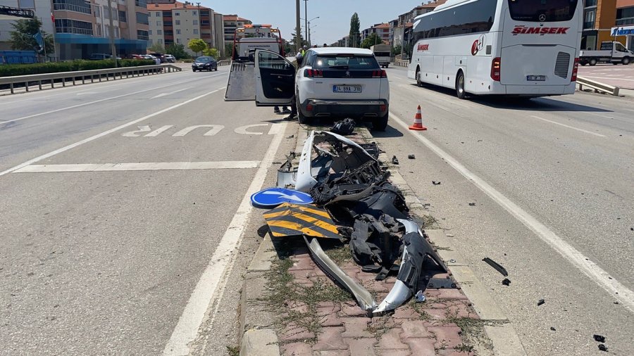 Beton Mikseriyle Temas Eden Araç Refüje Savruldu