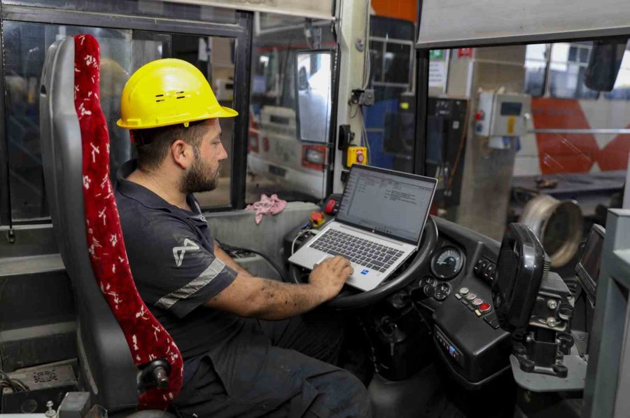 Mersin’de Belediye Araçları Kendi Atölyelerinde Onarılıyor