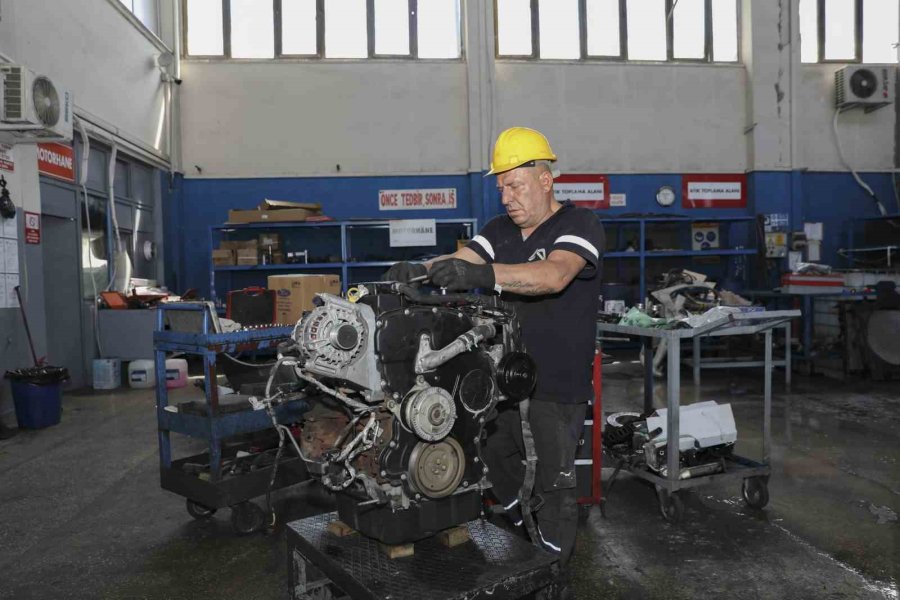 Mersin’de Belediye Araçları Kendi Atölyelerinde Onarılıyor