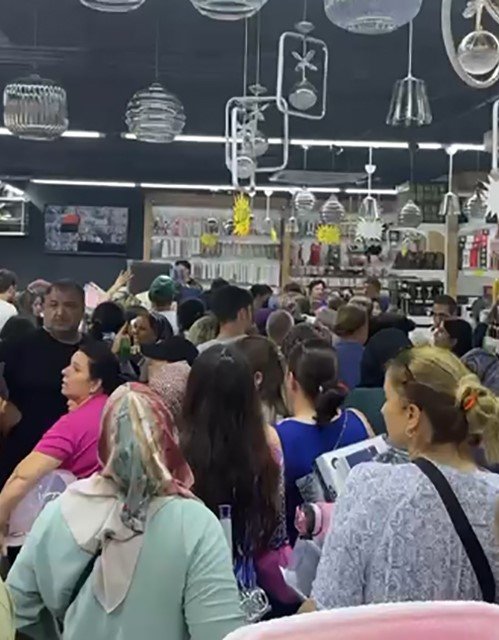 Mersin’de Mağaza Açılışında İzdiham, Yaşlı Kadın Fenalık Geçirdi