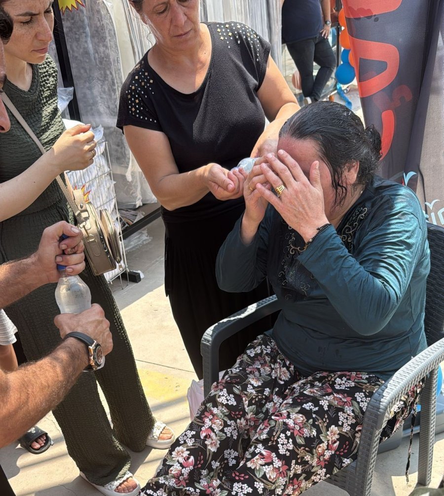 Mersin’de Mağaza Açılışında İzdiham, Yaşlı Kadın Fenalık Geçirdi