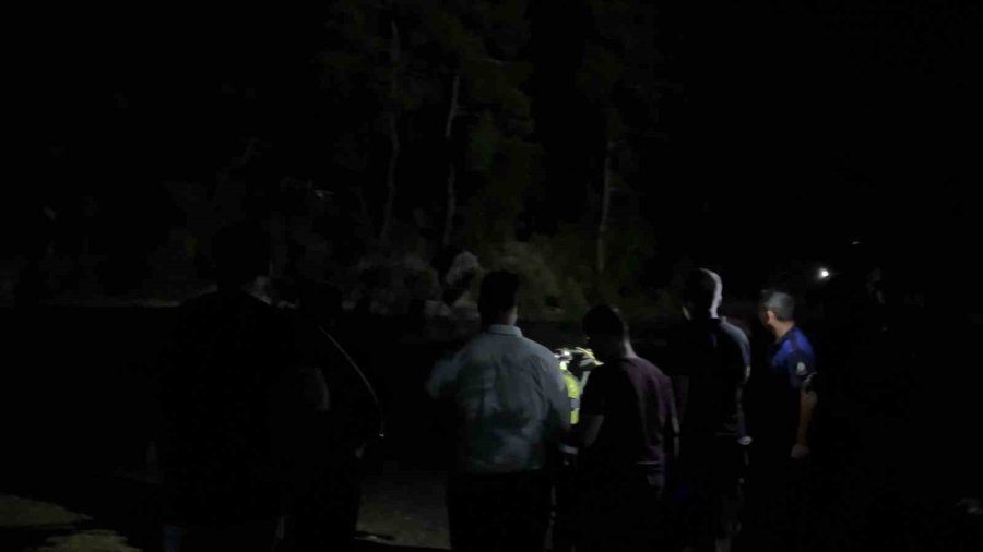 Irmağa Kaçan Topu Almak İsterken Akıntıya Kapılan Lise Öğrencisi Gözlerden Kayboldu