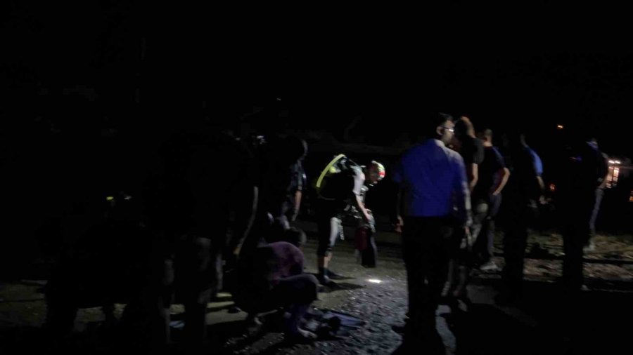 Irmağa Kaçan Topu Almak İsterken Akıntıya Kapılan Lise Öğrencisi Gözlerden Kayboldu