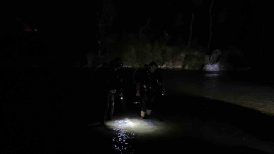 Irmağa Kaçan Topu Almak İsterken Akıntıya Kapılan Lise Öğrencisi Gözlerden Kayboldu