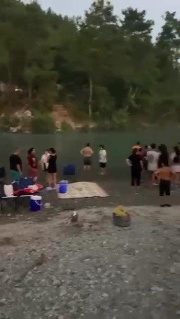 Irmağa Kaçan Topu Almak İsterken Akıntıya Kapılan Lise Öğrencisi Gözlerden Kayboldu