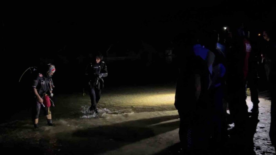 Irmağa Kaçan Topu Almak İsterken Akıntıya Kapılan Lise Öğrencisi Gözlerden Kayboldu