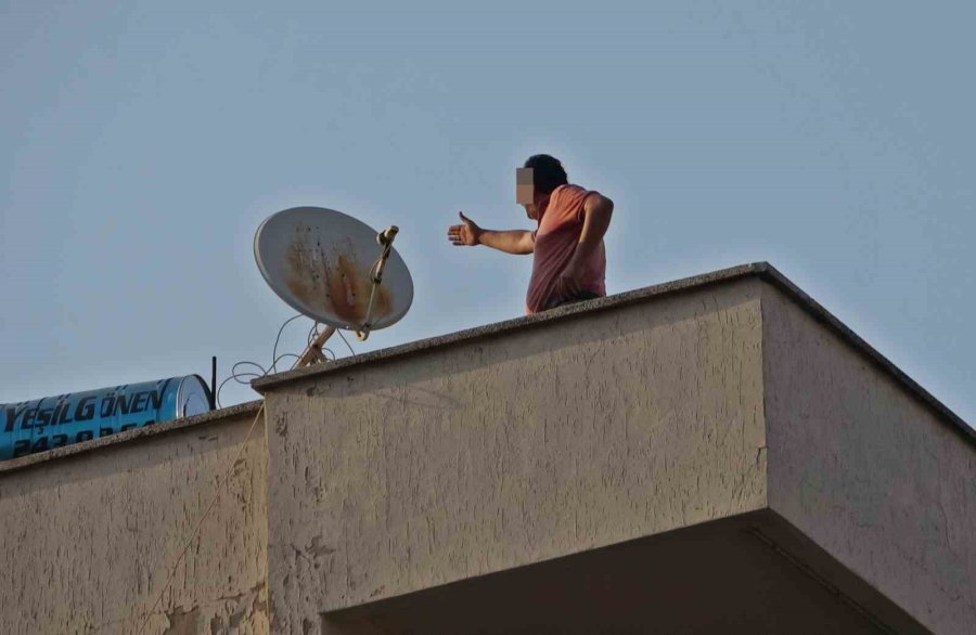 Karısına Kızıp Çatıya Çıktı, İtfaiye Erlerine Köşe Kapmaca Oynattı