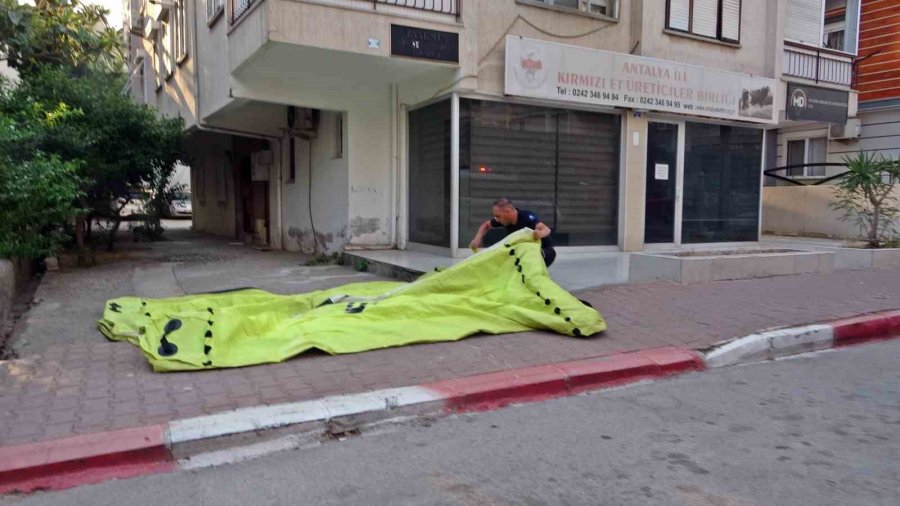 Karısına Kızıp Çatıya Çıktı, İtfaiye Erlerine Köşe Kapmaca Oynattı