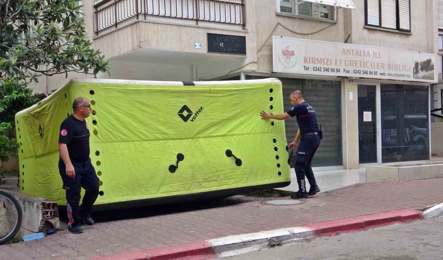 Karısına Kızıp Çatıya Çıktı, İtfaiye Erlerine Köşe Kapmaca Oynattı