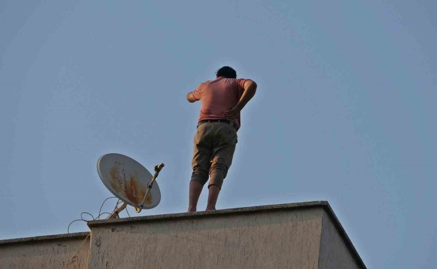 Karısına Kızıp Çatıya Çıktı, İtfaiye Erlerine Köşe Kapmaca Oynattı