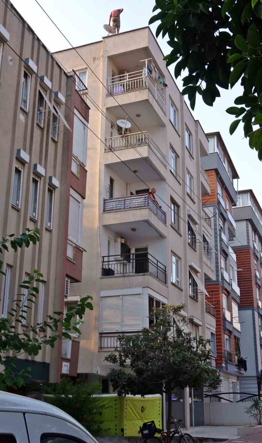 Karısına Kızıp Çatıya Çıktı, İtfaiye Erlerine Köşe Kapmaca Oynattı