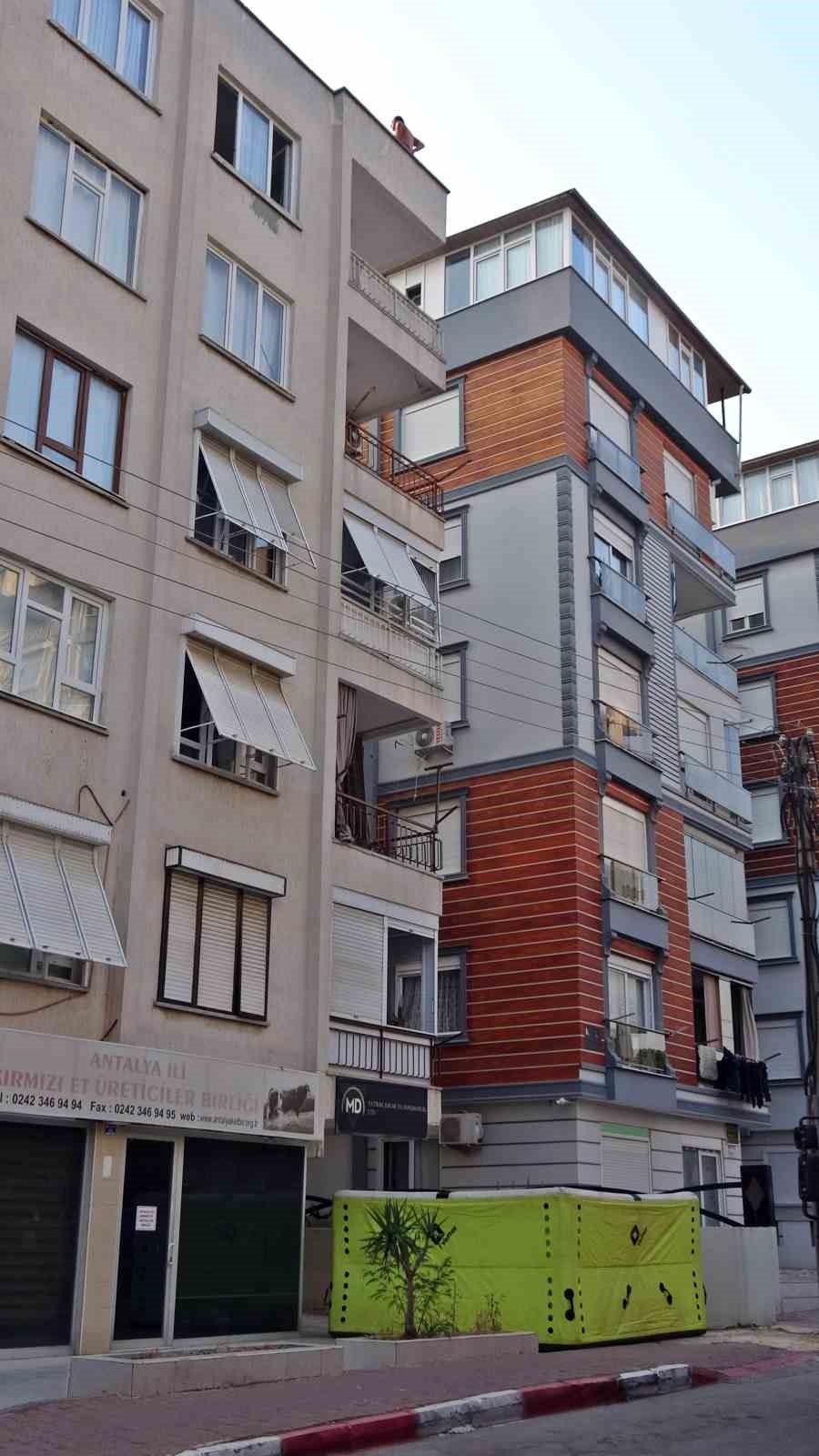 Karısına Kızıp Çatıya Çıktı, İtfaiye Erlerine Köşe Kapmaca Oynattı