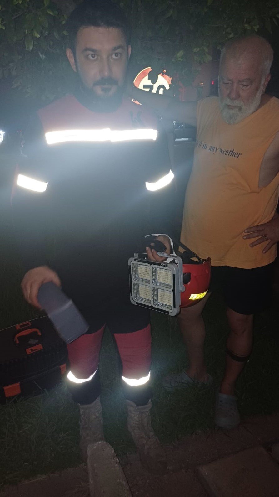 Kanalizasyona Düşüp 2 Gündür Kurtarılmayı Bekleyen Yavru Kedi İçin Seferber Oldular