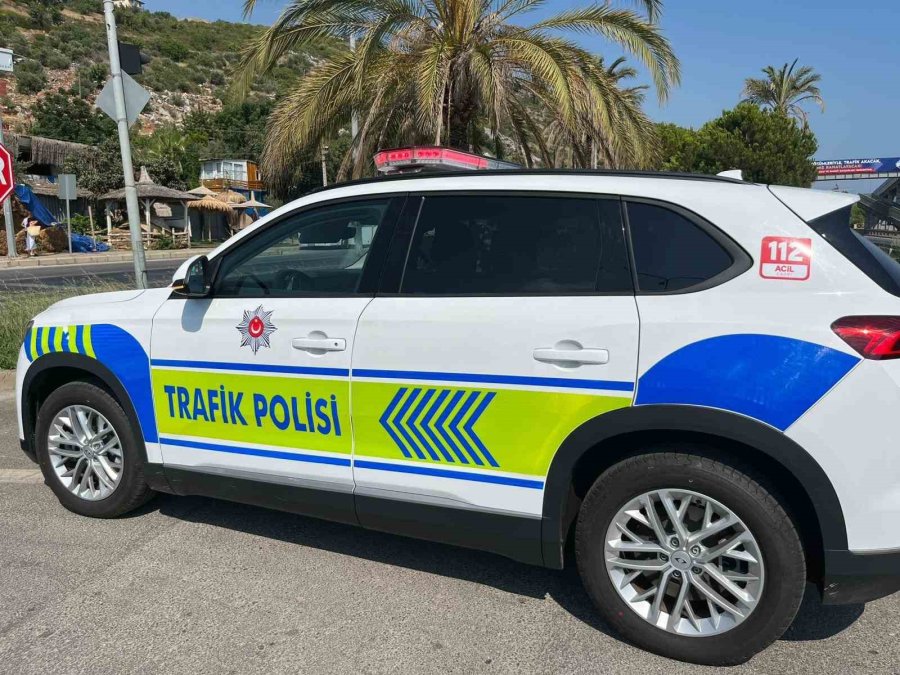 Tur Minibüsü İle Hafif Ticari Araç Çarpıştı: 2 Yaralı