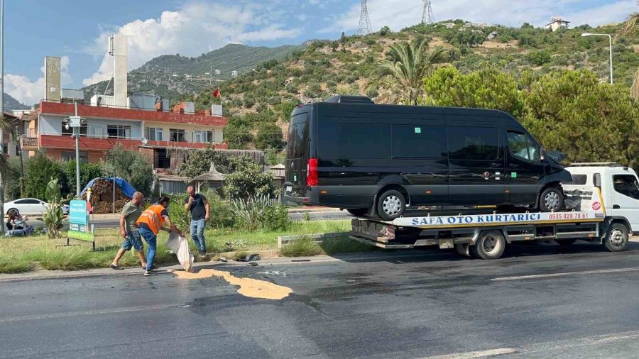 Tur Minibüsü İle Hafif Ticari Araç Çarpıştı: 2 Yaralı