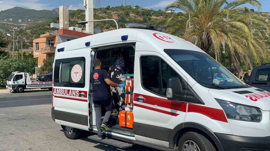 Tur Minibüsü İle Hafif Ticari Araç Çarpıştı: 2 Yaralı