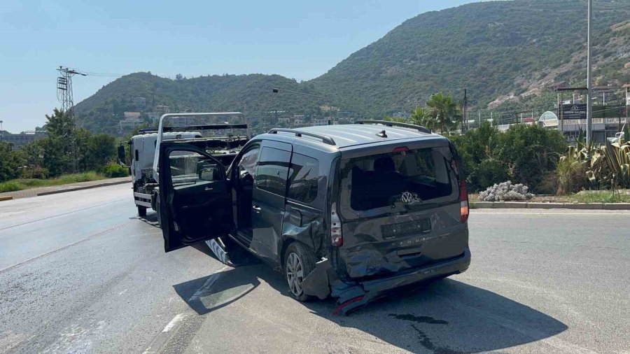 Tur Minibüsü İle Hafif Ticari Araç Çarpıştı: 2 Yaralı