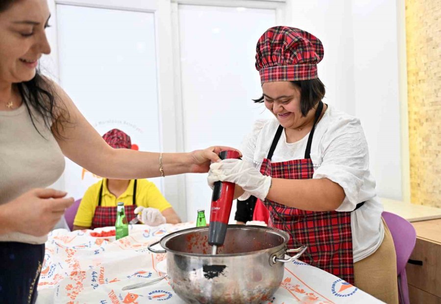 Muratpaşa’da Özel Gereksinimli Bireyler Mutfak Atölyesinde Buluştu