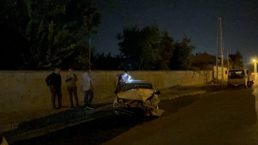 Otomobiller Kafa Kafaya Çarpıştı: 3’ü Çocuk 6 Yaralı