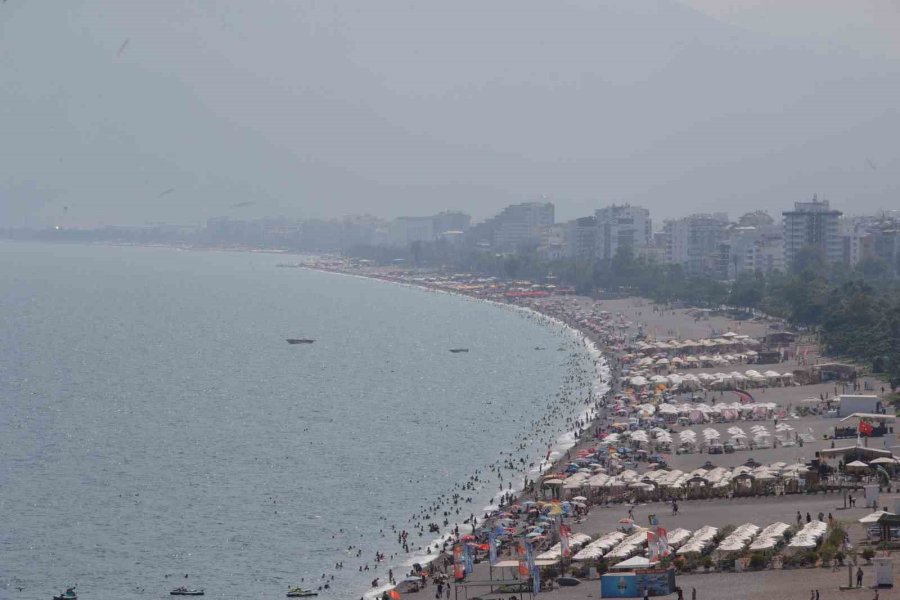 Antalya’da Sıcaktan Bunalanlar Sahile Akın Etti
