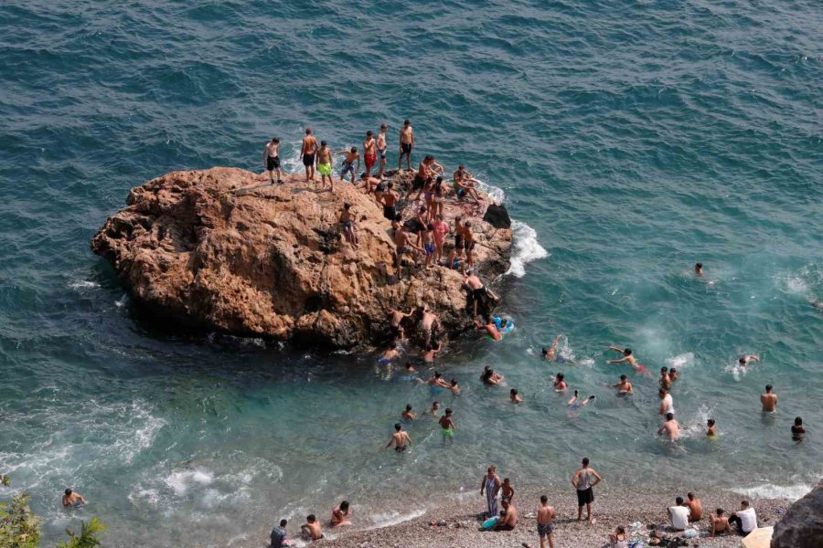 Antalya’da Sıcaktan Bunalanlar Sahile Akın Etti