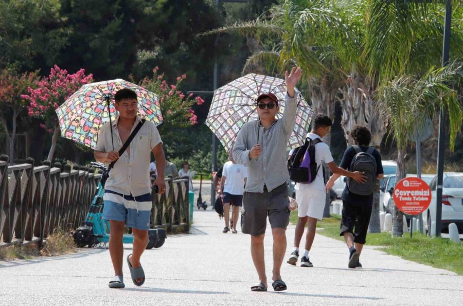 Antalya’da Sıcaktan Bunalanlar Sahile Akın Etti