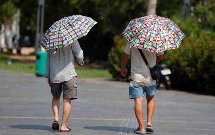 Antalya’da Sıcaktan Bunalanlar Sahile Akın Etti
