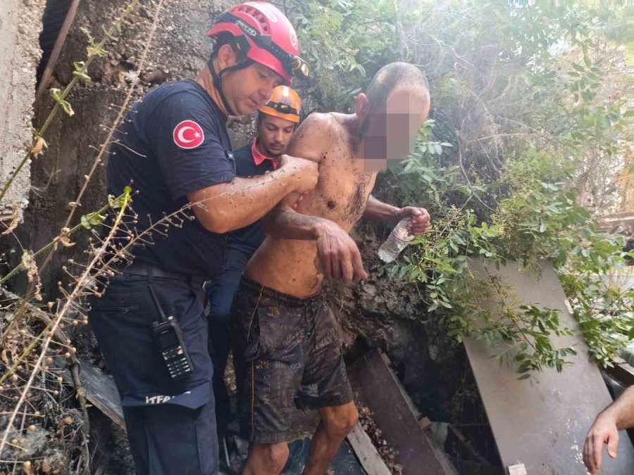 15 Metreden Yuvarlanıp İki Kaya Arasındaki Oyuğa Düştü, Operasyonla Kurtarıldı