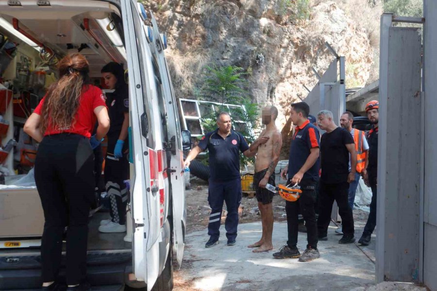15 Metreden Yuvarlanıp İki Kaya Arasındaki Oyuğa Düştü, Operasyonla Kurtarıldı