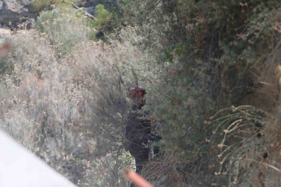 15 Metreden Yuvarlanıp İki Kaya Arasındaki Oyuğa Düştü, Operasyonla Kurtarıldı