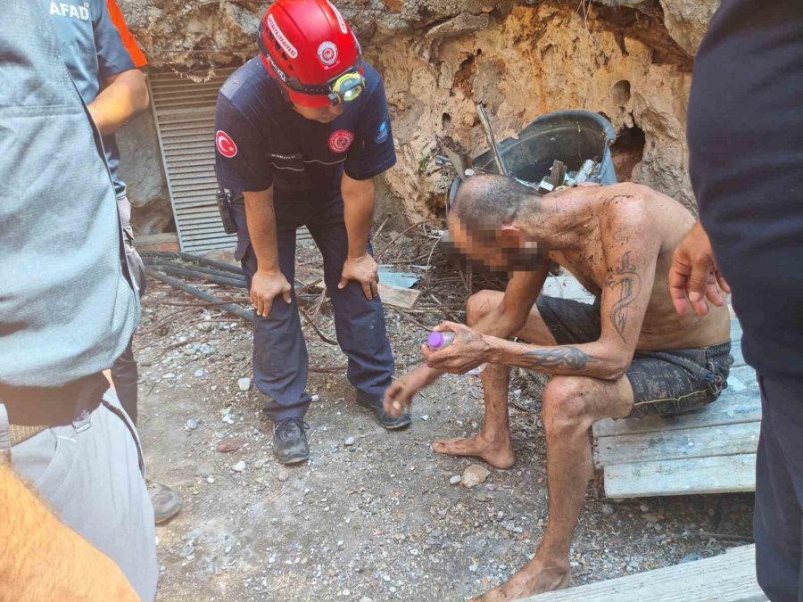 15 Metreden Yuvarlanıp İki Kaya Arasındaki Oyuğa Düştü, Operasyonla Kurtarıldı